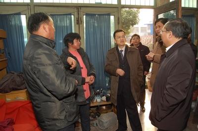 2011年春節(jié)前，公司董事長兼黨委書記潘建清親自到群益村村民家中走訪慰問